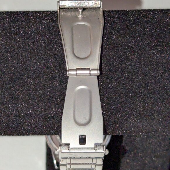 Relic (by Fossil) day, date, time. Very pretty and sparkly watch (Needs battery) - Picture 3 of 4